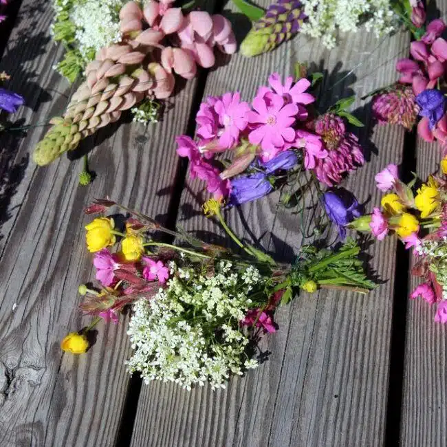 midsommar krans på bryggan mauritzberg